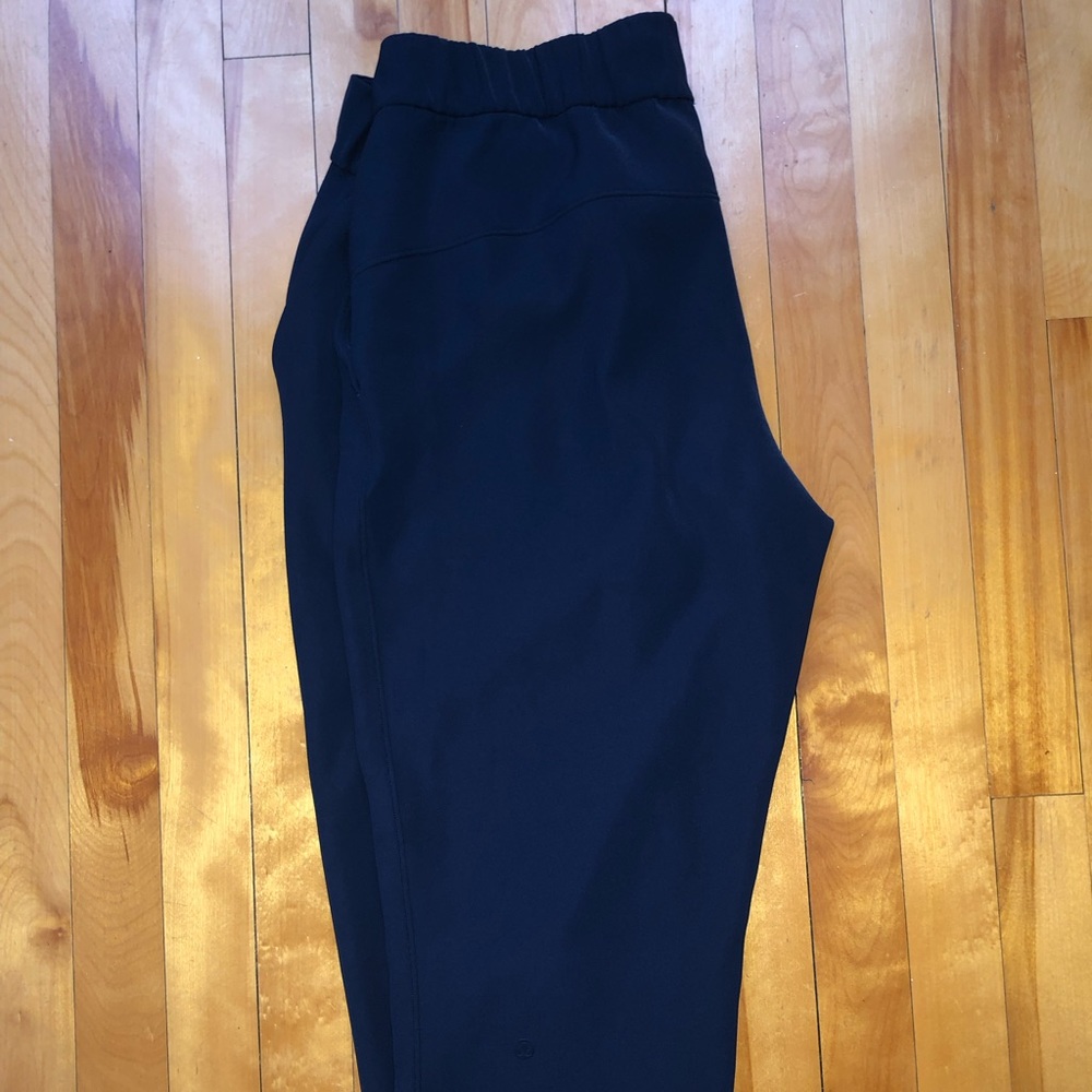 Lululemon On the Fly Woven navy crops size 10.